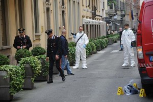 Rapina in pieno centro a Milano